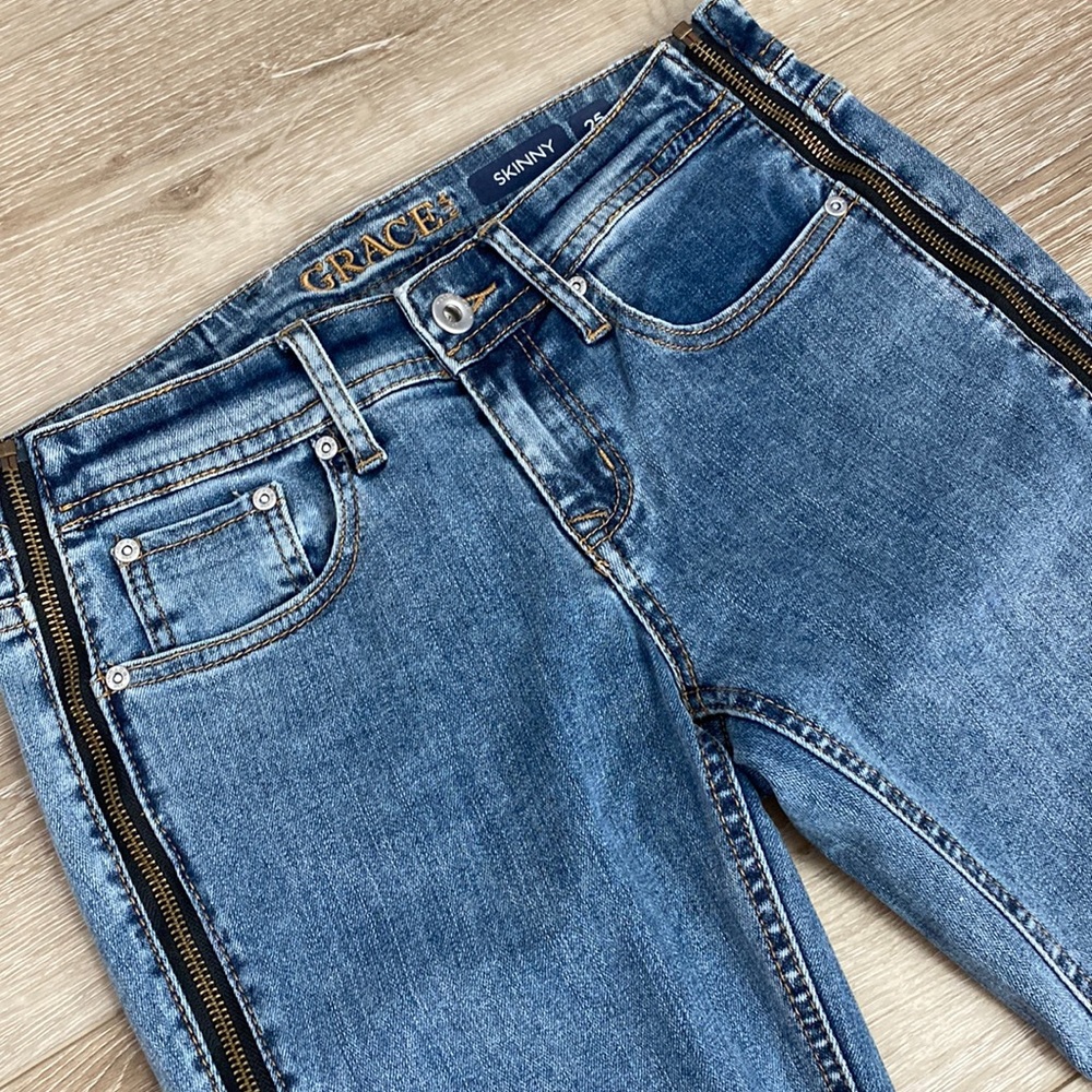 Grace medium wash skinny jeans with zip size detail size 25